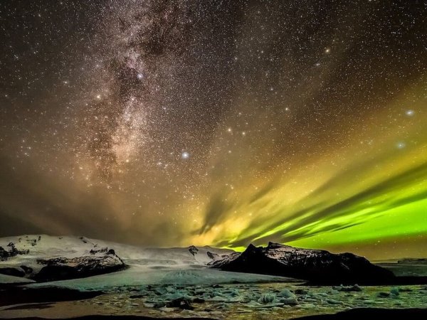 Полярная звезда и Северное сияние