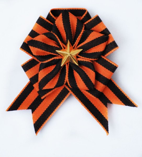 Гвоздики с георгиевской лентой