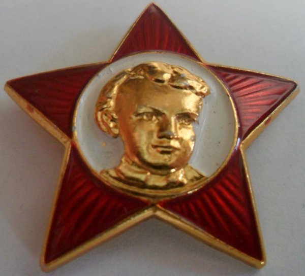 Володя Ульянов на октябрятской звездочке