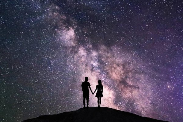 Девушка с магическим шаром