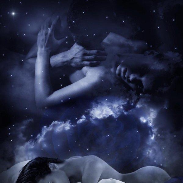 Влюбленные на фоне Луны