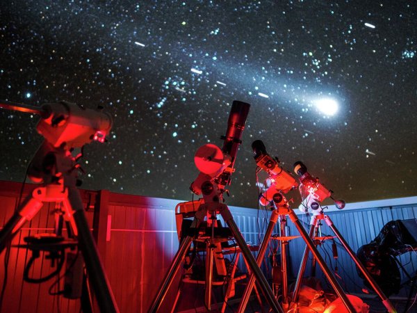 Мальчик с телескопом