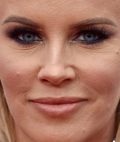 Мила Кунис глаза гетерохромия