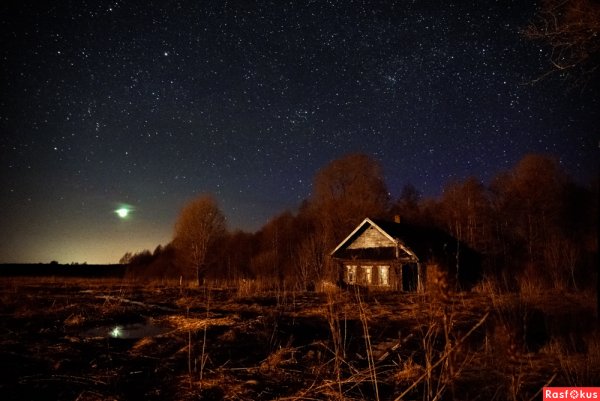 Красивое ночное небо в деревне