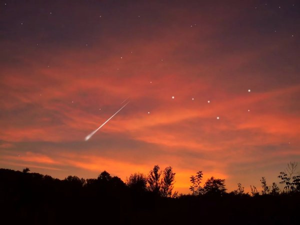 Звездное небо с кометой