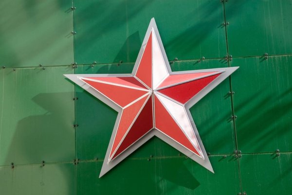 Красные звезды много