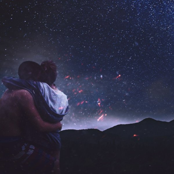 Женщина под звездным небом