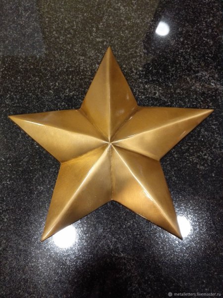 Бронзовая звезда на красивом фоне