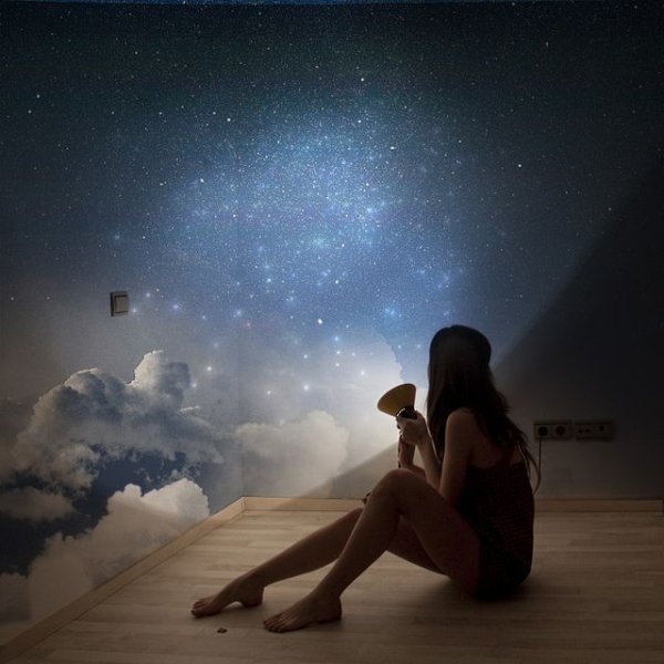 Девушка и звездное небо