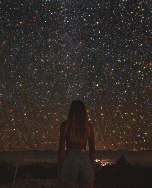 Девушка и ночное небо