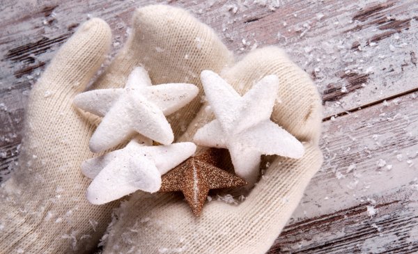 Снежинка на руках в варежках