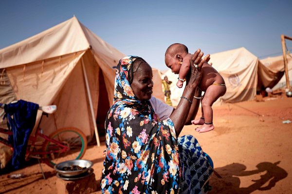 Белая женщина в Африке