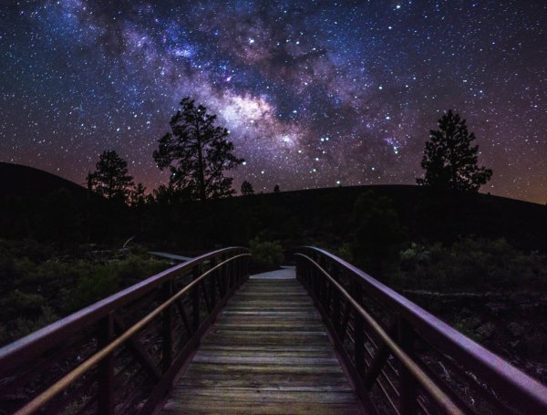 Звездное небо над тропинкой