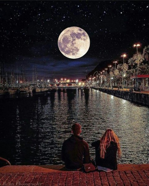 Отражение Луны в озере