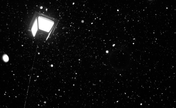 Снег в темноте