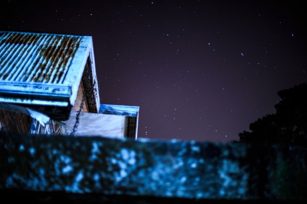 Звезды над крышами домов