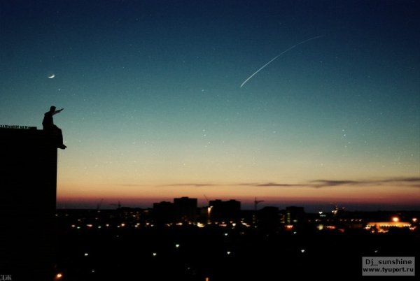 Памятник в виде падающей звезды