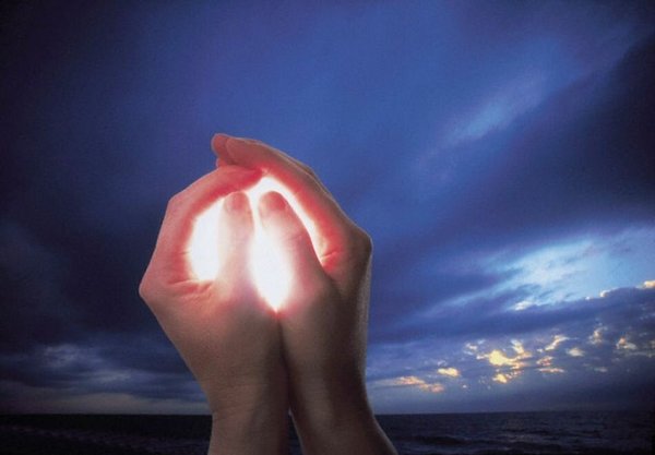 Девушка держит в руках свет