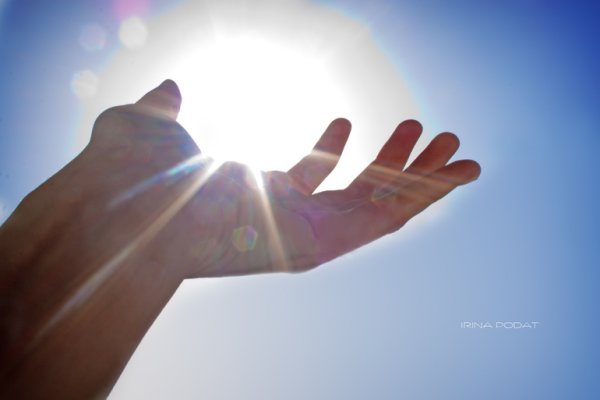 Рука тянется к небу