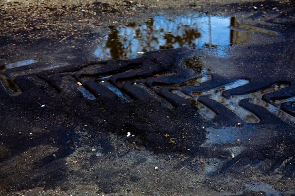 Отражение человека в луже