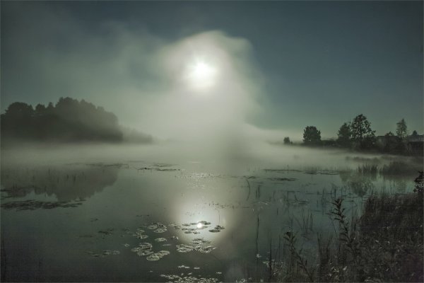 Озеро в тумане ночью