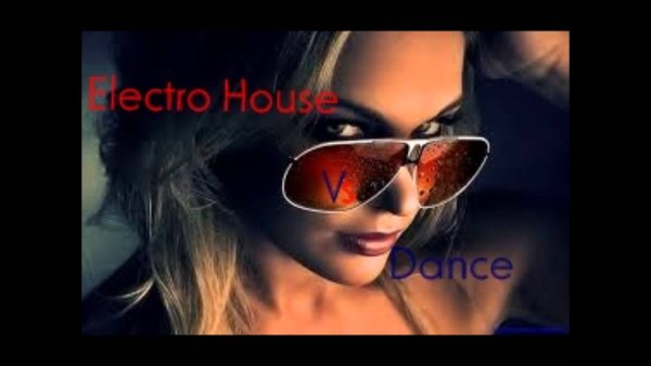 Красивая брюнетка в очках