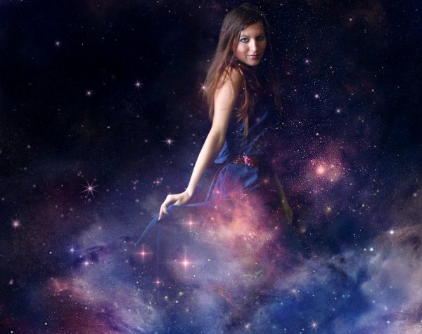 Красивая девушка в космосе