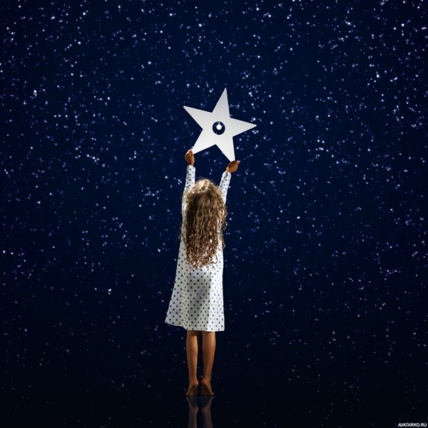 Глаза на фоне космоса