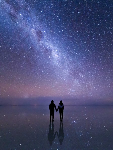 Влюбленная пара на фоне звездного неба