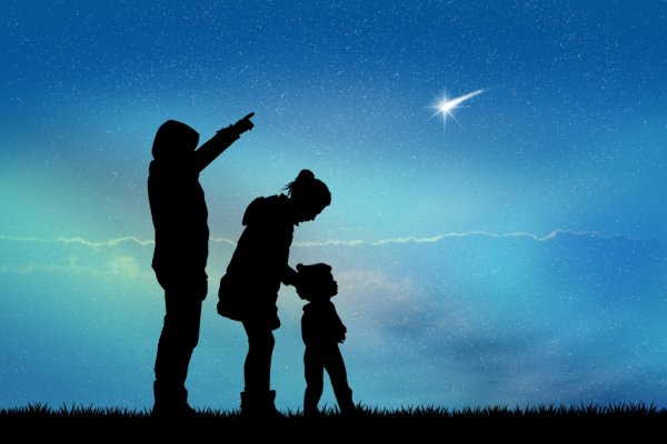 Мать и ребёнок смотрят на звёзды картинки