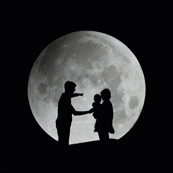 Семья на фоне Луны
