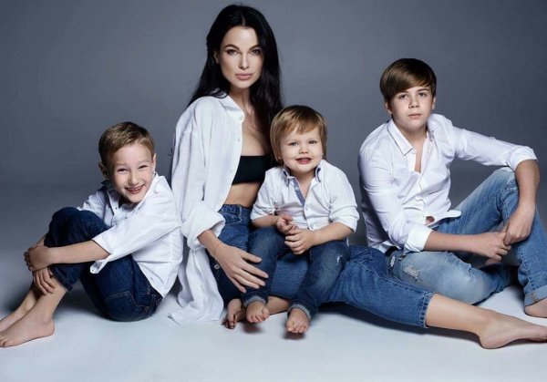 Семейная фотосессия с тремя детьми в студии