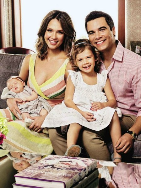 Джессика Альба с семьей