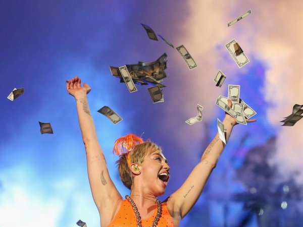 Человек сорящий деньгами