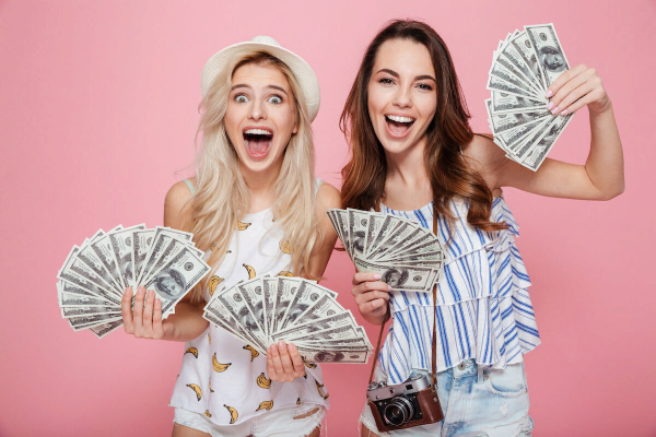 Красивая девушка с деньгами