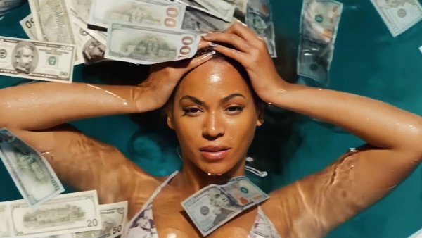 Девушка купается в деньгах