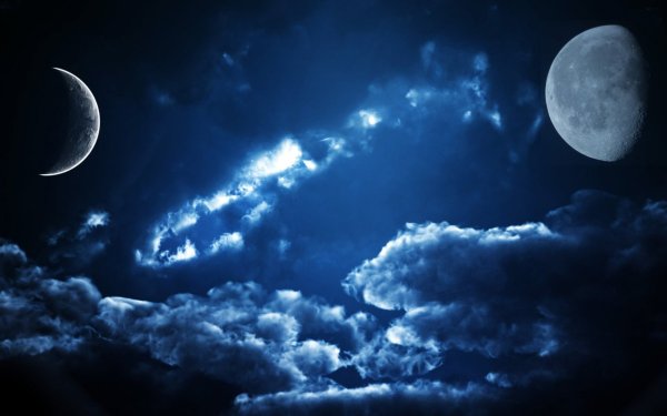 Ночное небо с луной и облаками