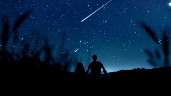 Ночное небо с падающей звездой