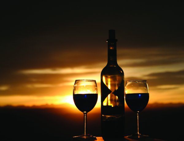Бутылка вина и два бокала
