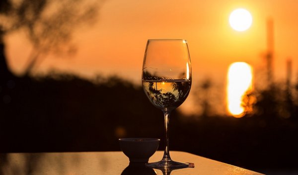 Бокал вина на закате