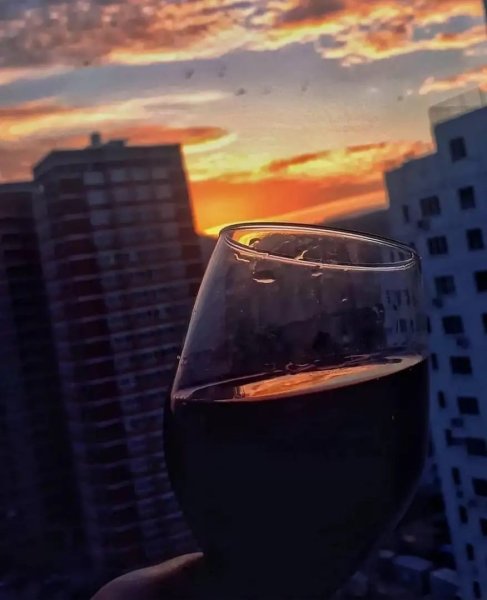 Бокал вина на фоне ночного города