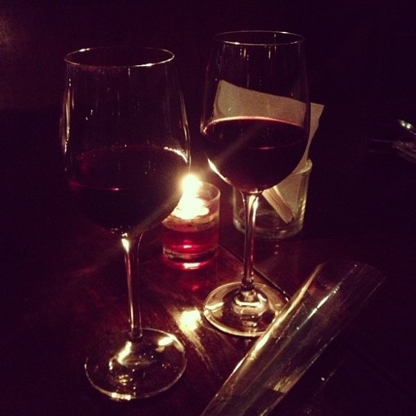 Бокал с вином в руке