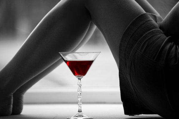 Девушка с бокалом вина