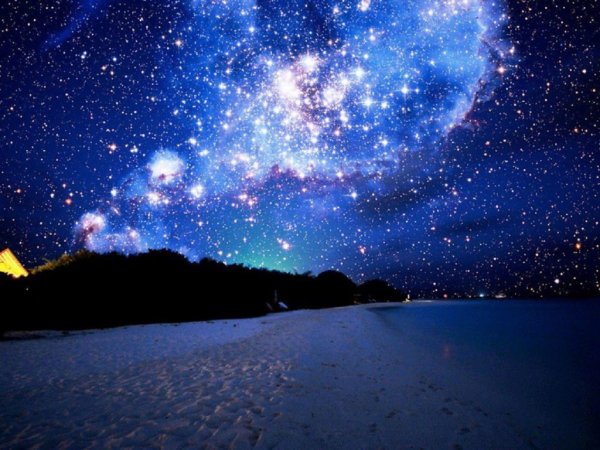 Ночное небо со звездами и луной