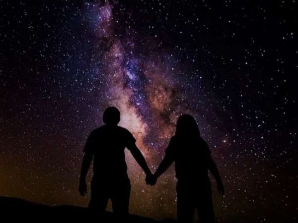 Пара на фоне звездного неба