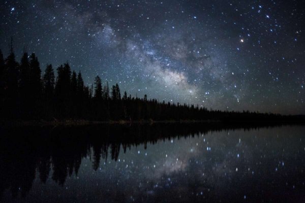Звезды отражаются в воде