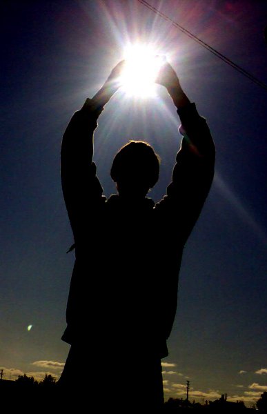 Человек на стремянке вектор