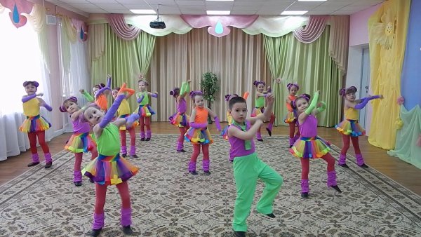 Танец :"мы маленькие звезды" в ДОУ