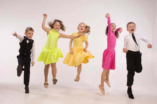 Дети танцуют рисунок