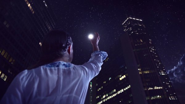 Девушка на фоне звездного неба